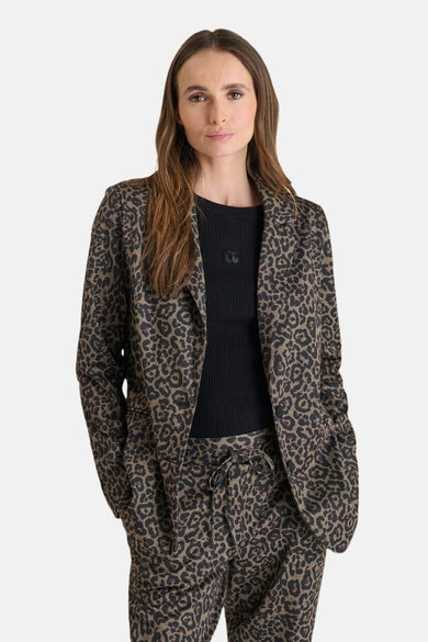 Blazer multicolore de Le Temps des Cerises, à motif léopard sur un ensemble coordonné.