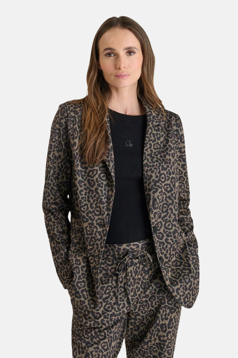 Blazer multicolore de Le Temps des Cerises, à motif léopard sur un ensemble coordonné.