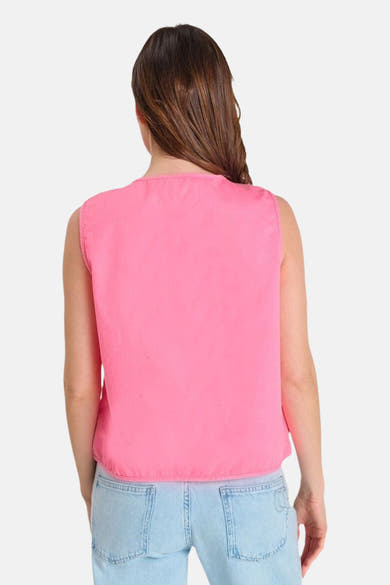 Gilet rose vif de Le Temps des Cerises, sans manches, vu de dos, porté avec un jean clair.