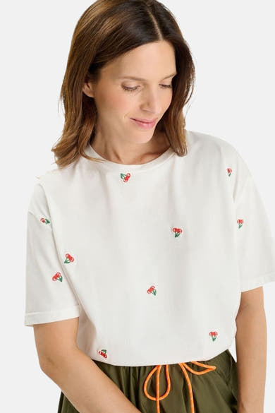 T-shirt blanc à manches courtes de Le Temps des Cerises, avec motif brodé de cerises rouges éparpillées.