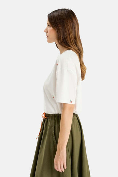 T-shirt blanc à manches courtes du Temps des Cerises, avec motif cerises brodées et une jupe vert olive.