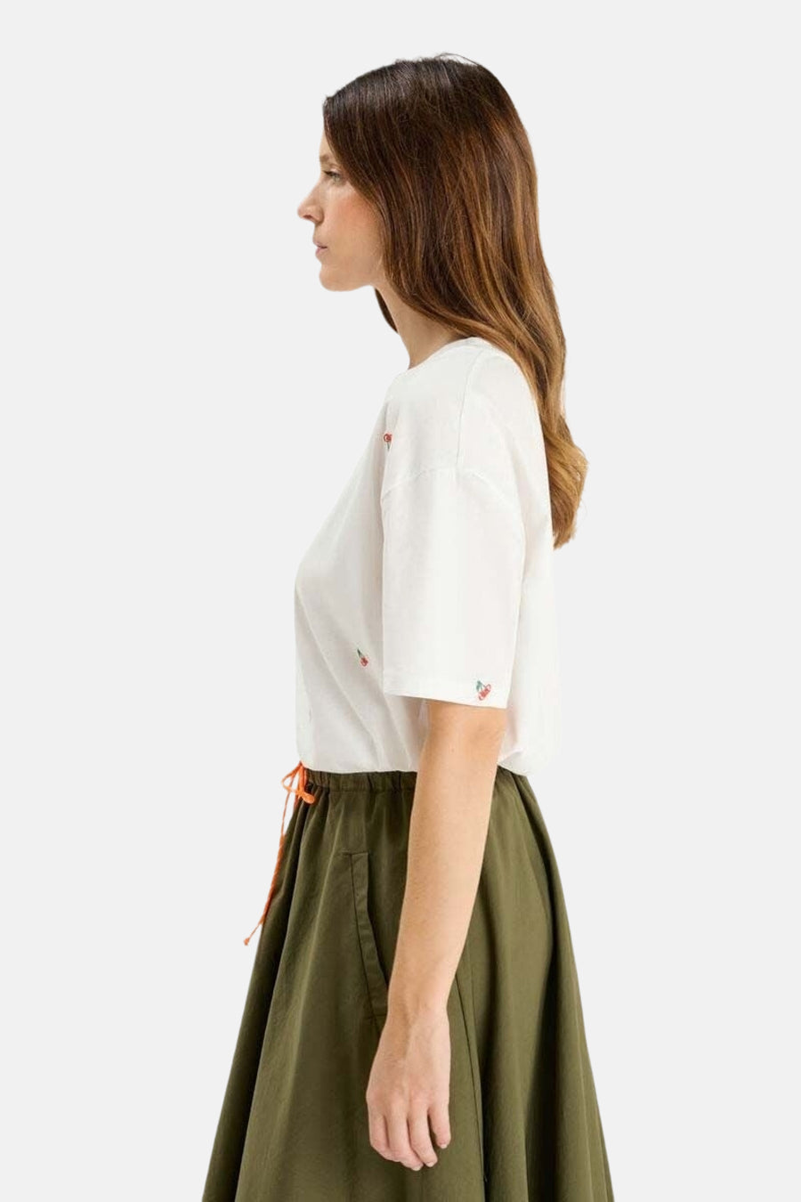 T-shirt blanc à manches courtes du Temps des Cerises, avec motif cerises brodées et une jupe vert olive.