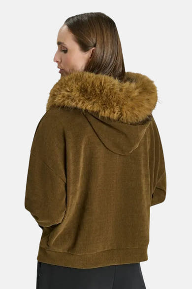 Cardigan kaki en velours avec capuche fourrée, de Le Temps des Cerises, vue arrière sur modèle