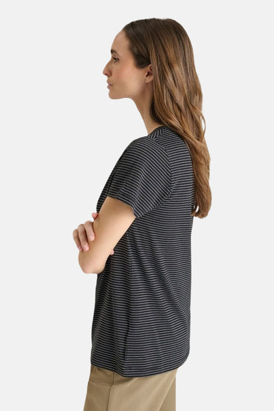 Zwart T-shirt met korte mouwen van Le Temps des Cerises, fijne horizontale strepen, gedragen met een beige broek.