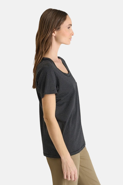Zwart T-shirt met korte mouwen van Le Temps des Cerises, met horizontale strepen, gedragen met een kaki broek, zijaanzicht.