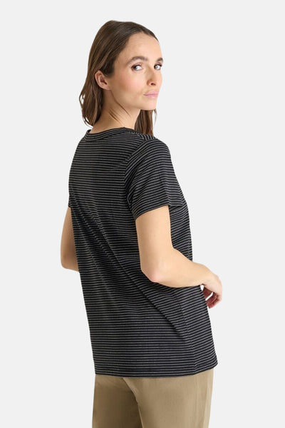 Zwart T-shirt met korte mouwen en fijne strepen van Le Temps des Cerises, gedragen met een beige broek.