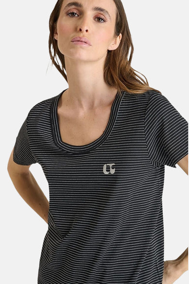 Zwart gestreept T-shirt met korte mouwen van Le Temps des Cerises, met decoratief logo.