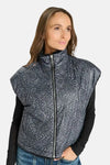 Veste sans manches noire à motif léopard par Le Temps des Cerises, fermeture éclair centrale, vue de face sur modèle
