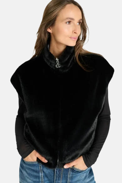 Veste sans manches noire en fausse fourrure par Le Temps des Cerises, col montant avec zip argenté, vue de face sur modèle portant jeans et top noir