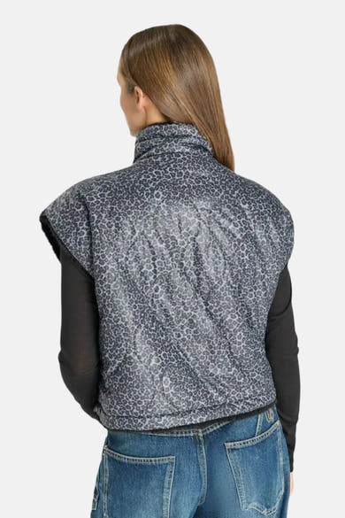 Veste sans manches noire à motif léopard par Le Temps des Cerises, vue dos, avec col montant et finition matelassée