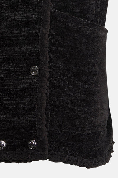 Zwart mouwloos vest van Le Temps des Cerises met imitatiebontdetails en zilverkleurige drukknoppen.