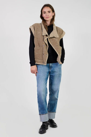 Borstelloze donkerebru, Le Tem Tem des Cer Cer, gedragen met een zwarte bovenkleding en een blauwe jeans die omgeknepen is.