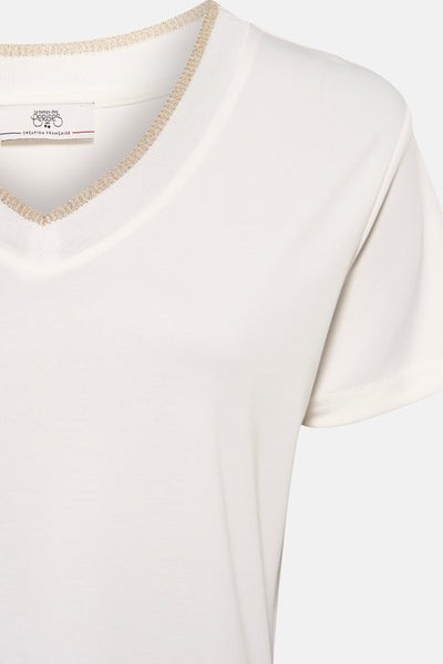 T-shirt blanc à manches courtes de Le Temps des Cerises, col en V bordé de fil doré.