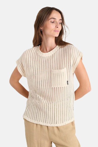 Beige T-shirt van Le Temps des Cerises met open gebreide structuur, borstzak en gebreide textuur.