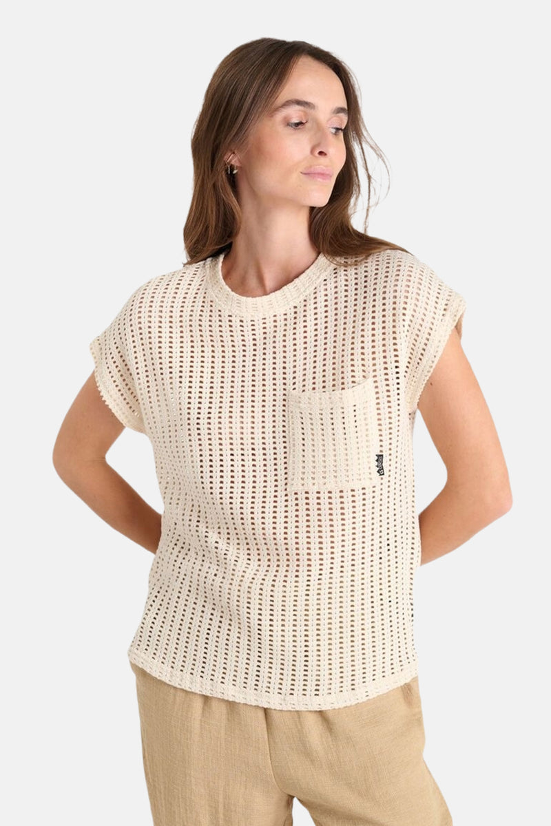 Beige T-shirt van Le Temps des Cerises met open gebreide structuur, borstzak en gebreide textuur.
