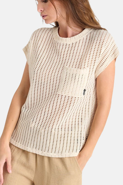 T-shirt beige en maille ajourée de Le Temps des Cerises, avec poche poitrine et texture tricotée.