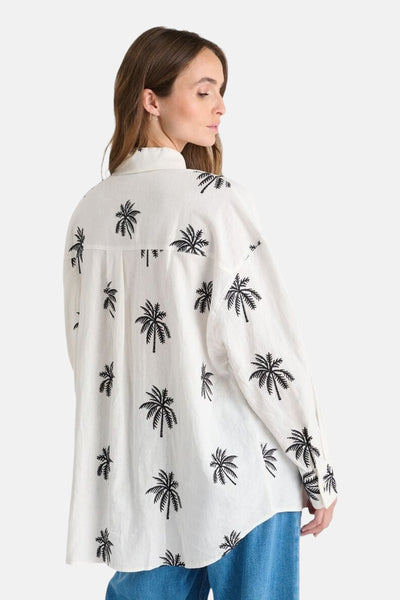 Wit overhemd met lange mouwen van Le Temps des Cerises met zwart palmboompatroon, achterkant.