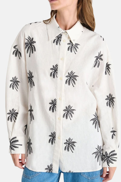 Chemise à manches longues blanche de Le Temps des Cerises, avec motif imprimé de palmiers noirs.