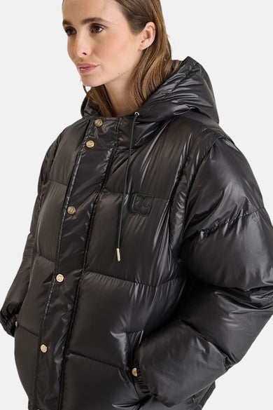 Veste courte noire de Le Temps des Cerises, avec capuche et boutons dorés.
