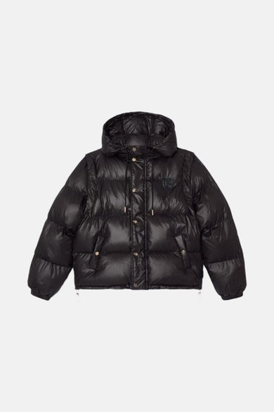 Veste courte noire de Le Temps des Cerises avec capuche et fermeture à boutons-pression dorés.