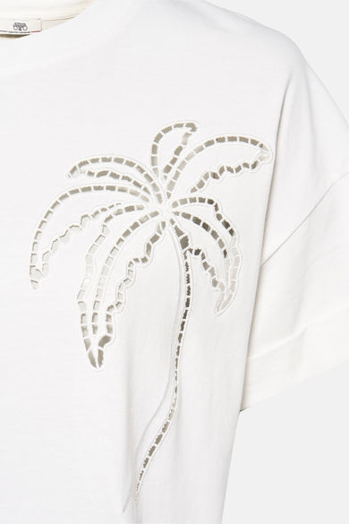 T-shirt blanc à manches courtes de Le Temps des Cerises avec motif ajouré en forme de palmier.
