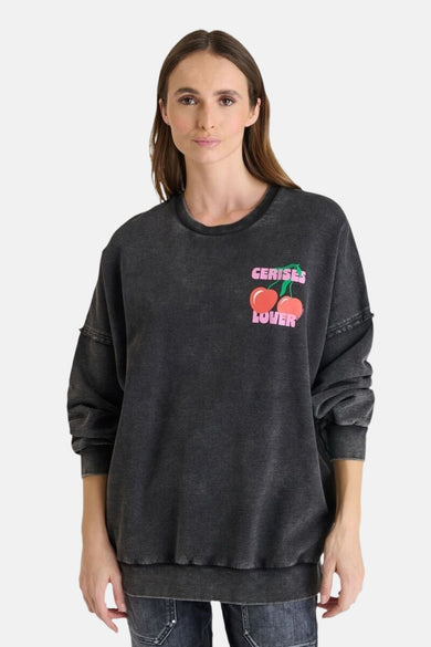 Grijze rondehals sweatshirt van Le Temps des Cerises, met kersenprint op de voorkant.