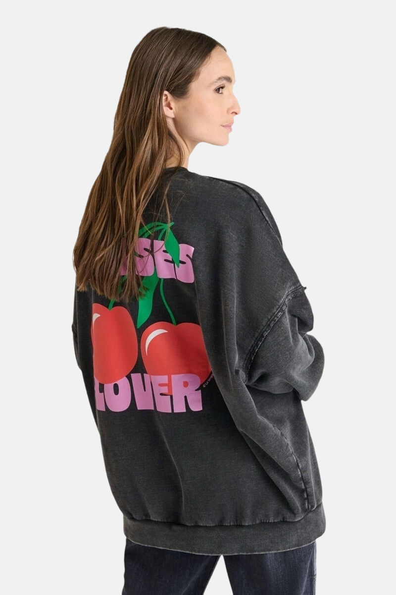 Grijze sweater met ronde hals van Le Temps des Cerises, met een kersenmotief op de rug.
