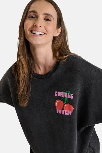Grijze sweater van Le Temps des Cerises met een gedrukt kersenpatroon en ronde hals.