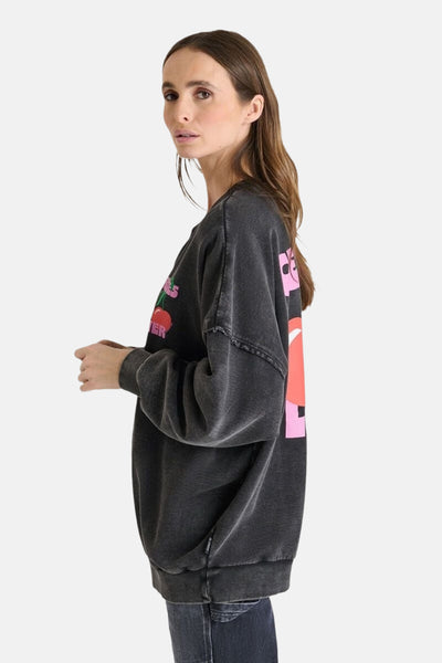 Grijs gemêleerd sweatshirt met ronde hals van Le Temps des Cerises met kersenprint en figuurprint op de rug.