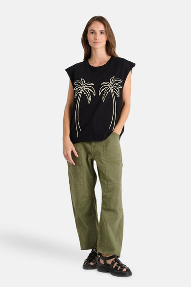 Zwart T-shirt met korte mouwen van Le Temps des Cerises met witte palmbomen.