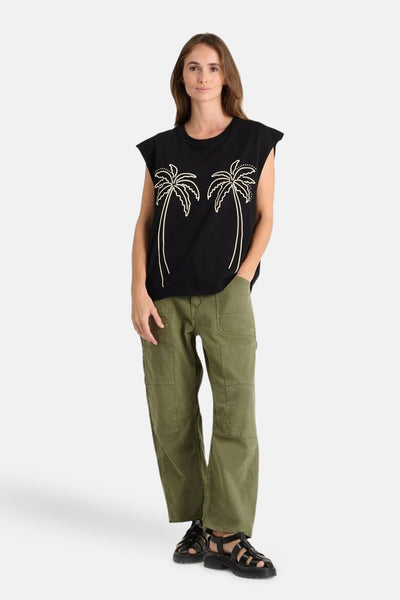 Zwart T-shirt met korte mouwen van Le Temps des Cerises met witte palmbomen.