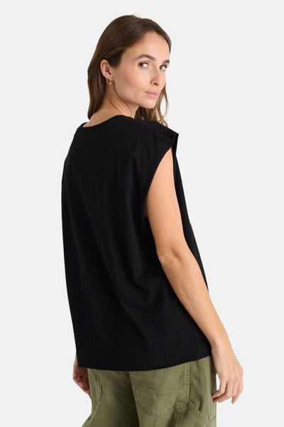 Zwart T-shirt met korte mouwen van Le Temps des Cerises, gedragen met een kaki broek.