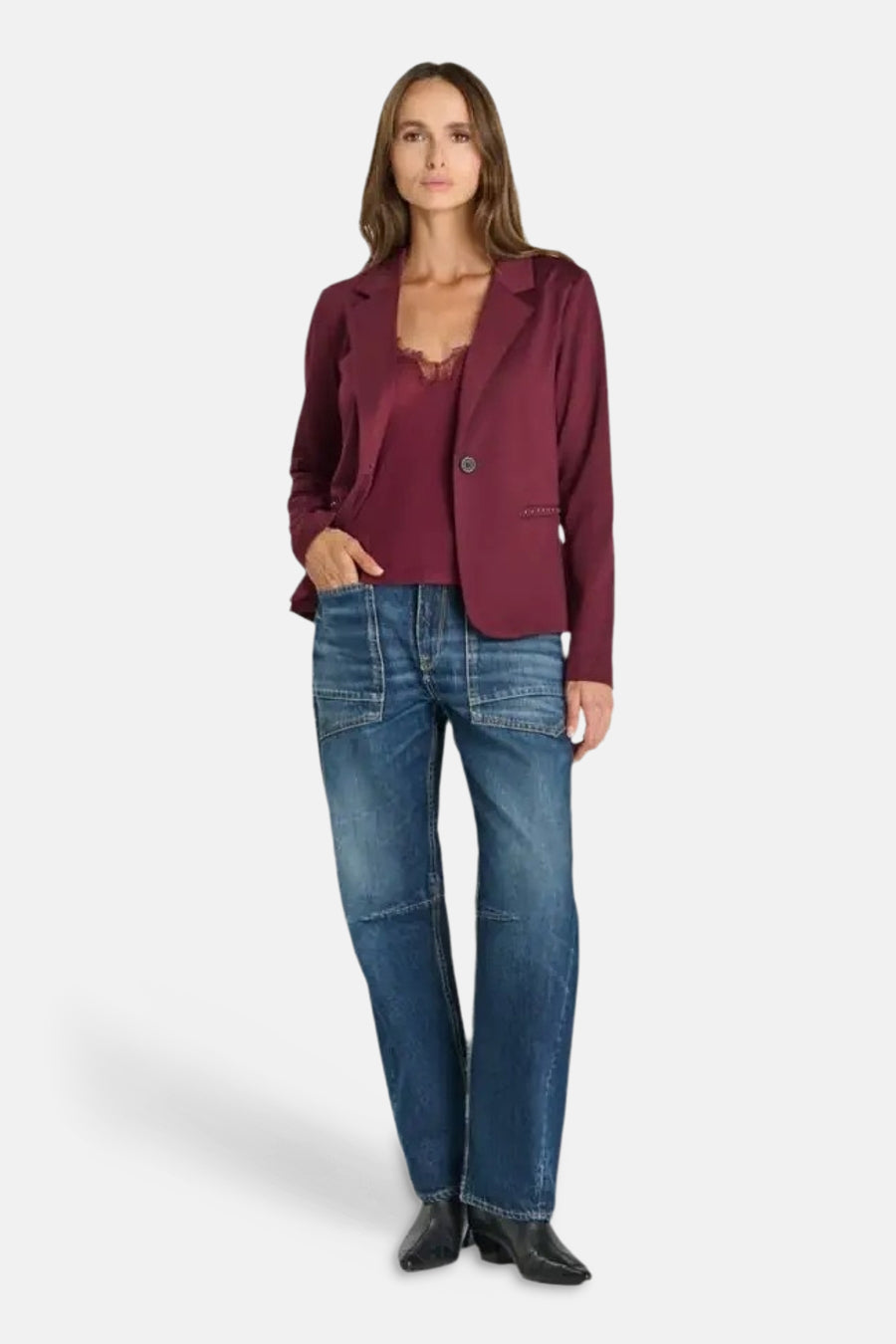 Blazer bordeaux de Le Temps des Cerises, coupe ajustée, un bouton, porté avec jeans bleus et bottines noires, vue frontale.