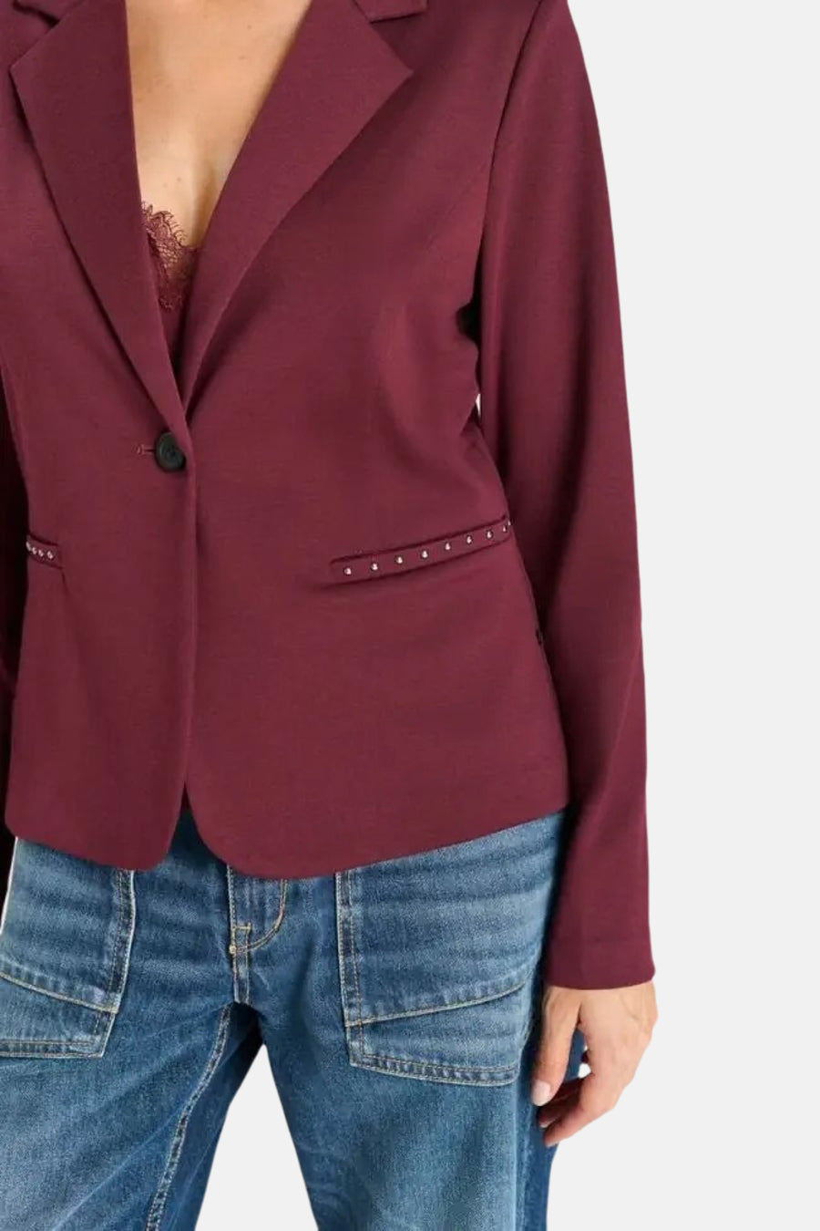 Blazer bordeaux à boutons et poches décorées de strass, par Le Temps des Cerises, porté avec un haut dentelle et jeans bleus, vue de face.