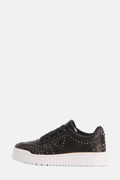Baskets noires en cuir synthétique de Guess agrémentées de clous décoratifs.