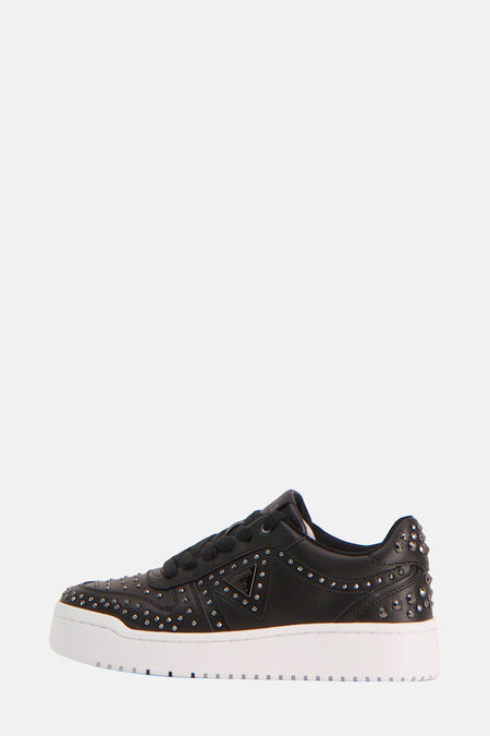 Zwarte sneakers van imitatieleer van Guess versierd met decoratieve studs.