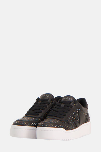 Zwarte Guess sneakers, versierd met decoratieve studs en witte zolen