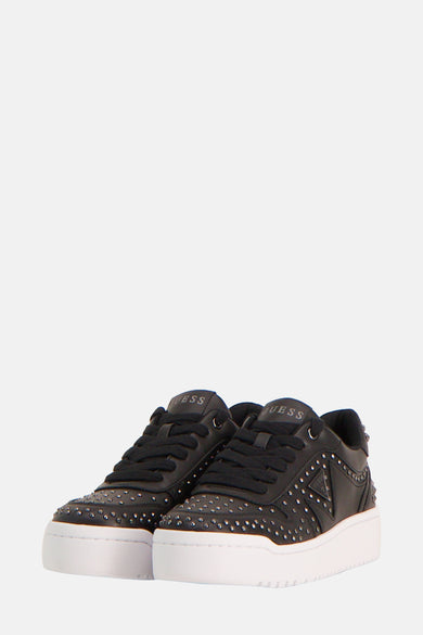 Baskets noires de Guess, ornées de clous décoratifs et semelles blanches