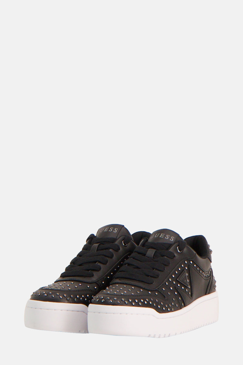 Baskets noires de Guess, ornées de clous décoratifs et semelles blanches