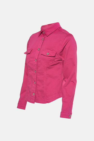 Veste courte rose de Le Temps des Cerises, avec poches à rabat et boutons argentés.