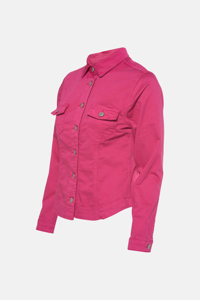 Veste courte rose de Le Temps des Cerises, avec poches à rabat et boutons argentés.