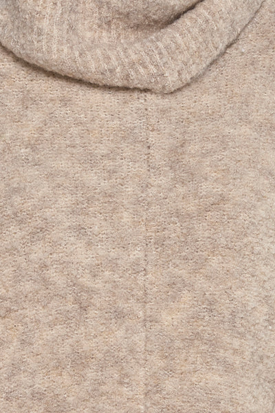 Pull beige de Le Temps des Cerises, en maille texturée douce avec un col roulé ample.
