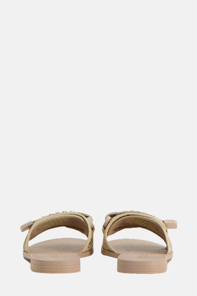 Sandales beiges de Guess, avec des détails décoratifs et une bride ajustable, vue de dos.