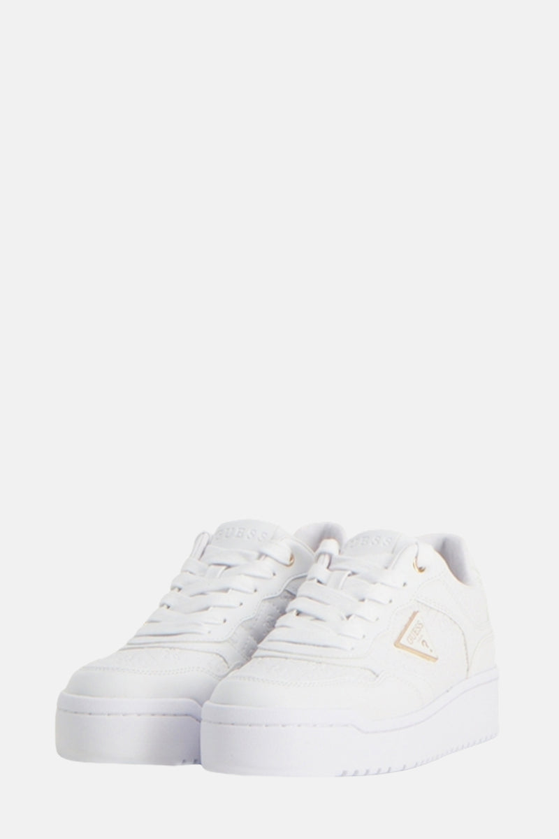 Witte Guess sneakers, met plateauzolen en een reliëflogo op de hiel.