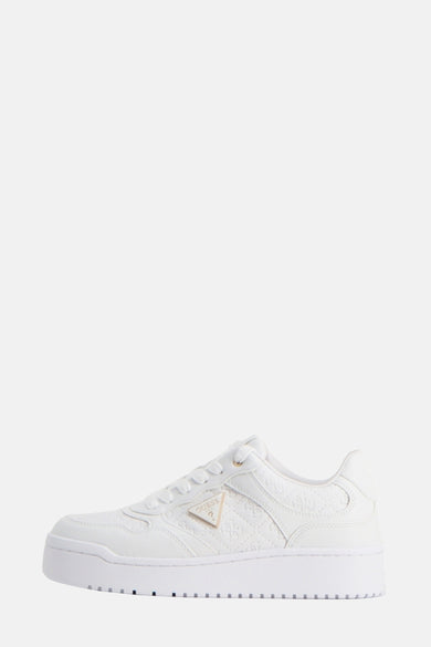 Witte Guess sneakers met reliëfpatroon en plateauzool met profiel.