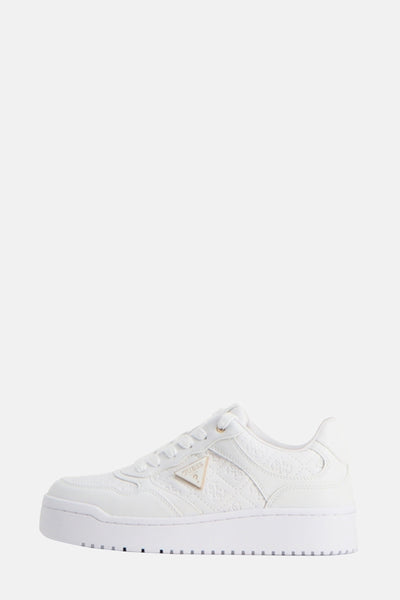Witte Guess sneakers met reliëfpatroon en plateauzool met profiel.