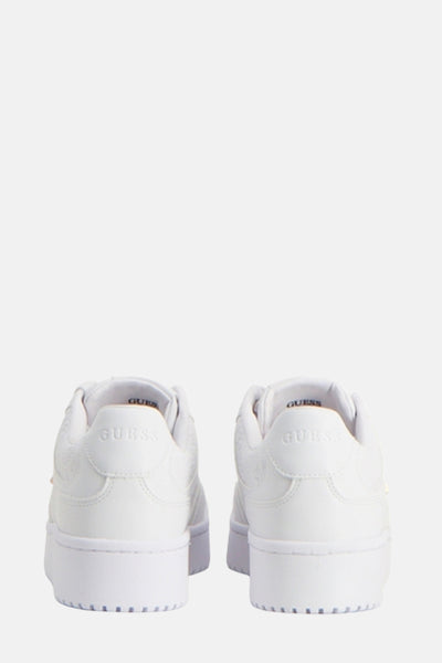 Baskets blanches de Guess, avec semelles plateforme et logo en relief sur le talon.