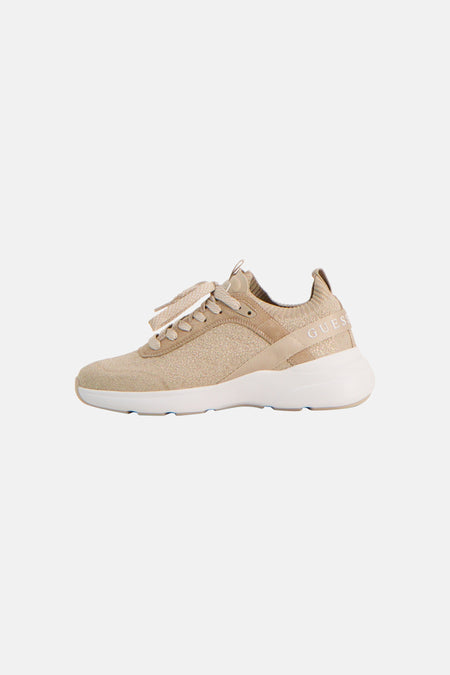 Beige Guess sneakers met een glitterbovenkant, een dikke witte zool en het Guess-logo.