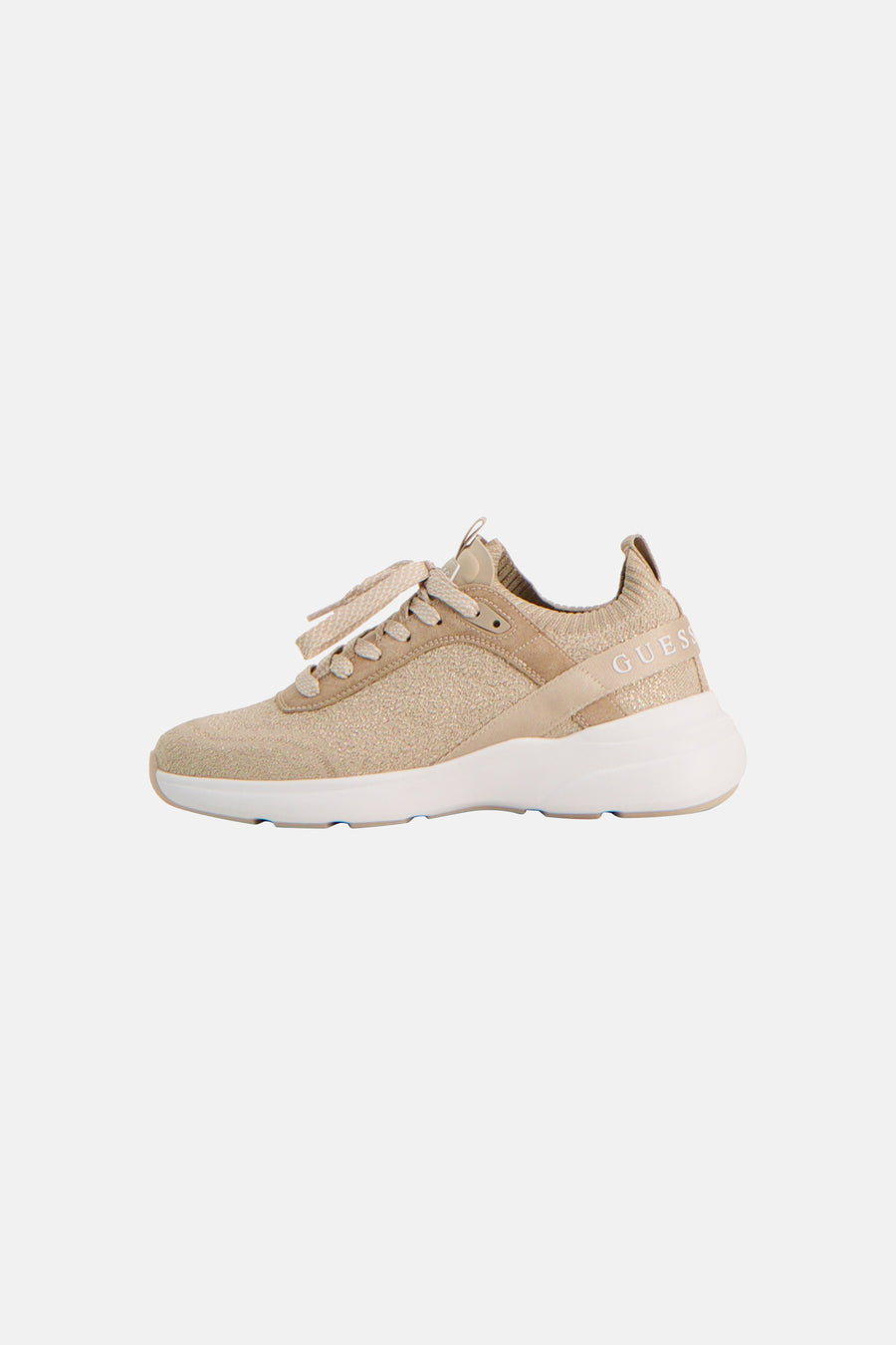 Baskets beige de Guess avec un dessus pailleté, une semelle épaisse blanche et le logo Guess.