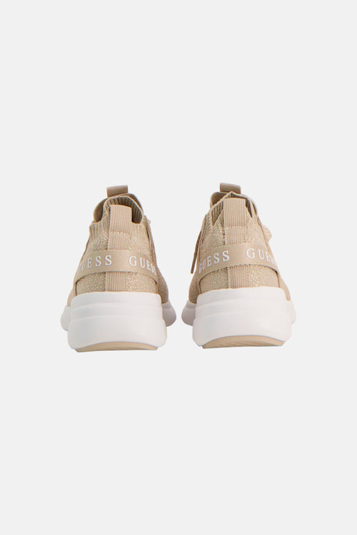 Baskets beige en maille scintillante de Guess, vue de dos, avec logo GUESS sur le talon et semelle blanche.